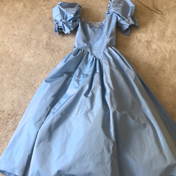Beautiful blue gown. - Picture 1 of 1